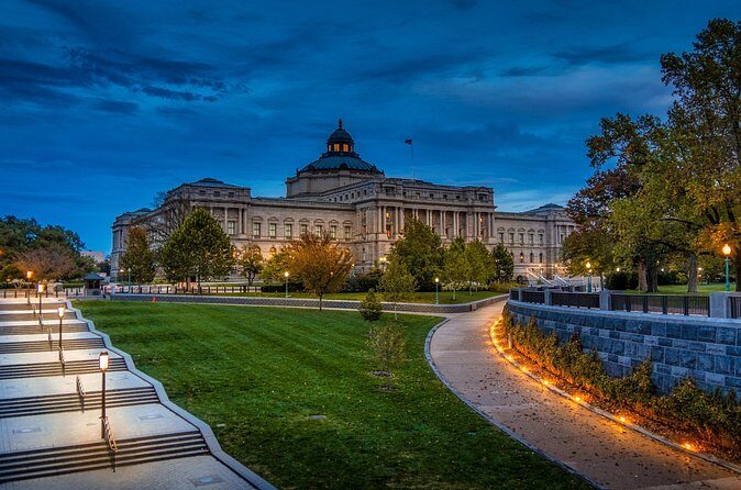 Dark History: Scandals of Capitol Hill Evening Walking Tour - Guides, Visuals, and the Small-Group Advantage