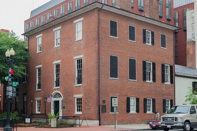 Dark Nights in D.C. - Walking Tour - Stop 3: Lafayette Square after its graveyard, zoo, and orchard days