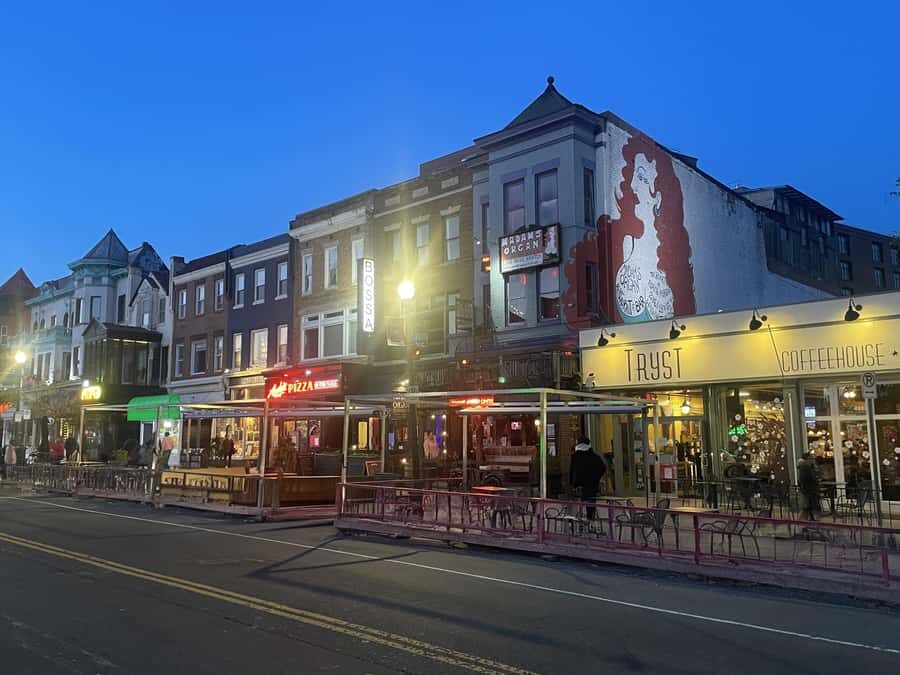 DC: Evening Local Neighborhood Food Tour with DrinkEatWalk - Hank’s Oyster Bar in Dupont Circle: your first slider and cocktail