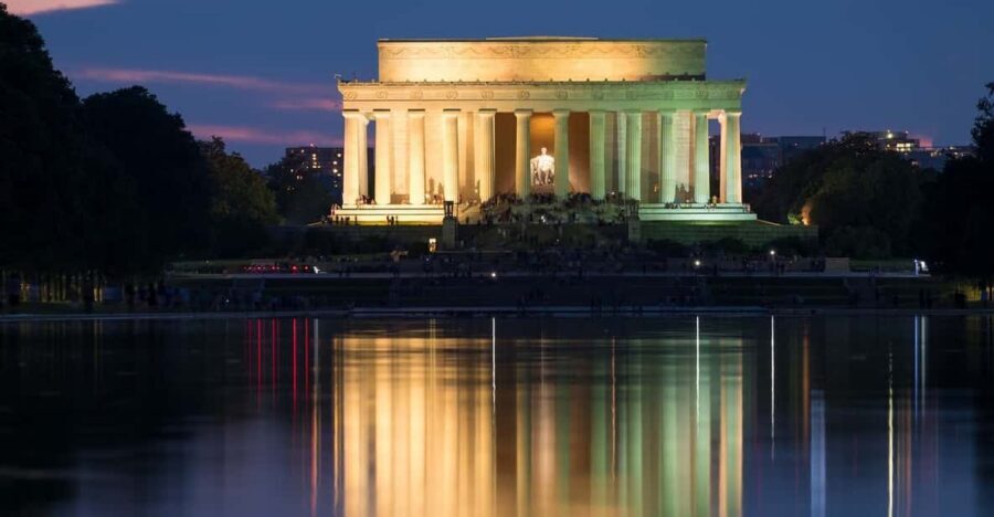 DC: Monuments & Memorials Sunset Tour by Open-top Bus - From the White House to Lincoln Memorial: what the first half feels like