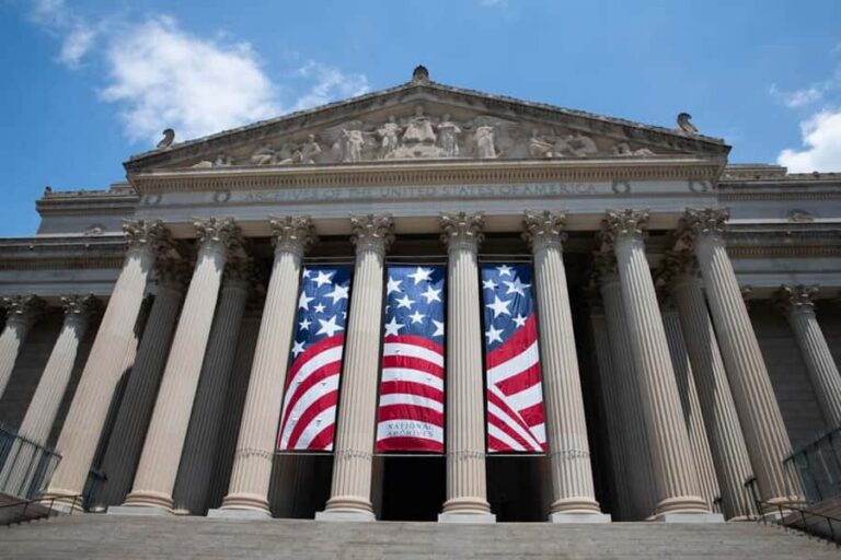 DC: National Archives & Optional Museum Add-On - Meeting point and group size: the day stays easy