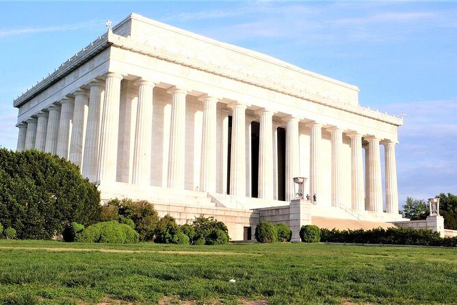 Discover DC Private Tour – (Up to 12 Guests) - Lincoln Memorial and the White House South Lawn view