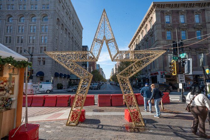 Downtown DC Holiday Tour: Lights, Decorations & Festive Cheer - Historic Corners: Oldest Hotel in DC and Old Ebbitt Grill
