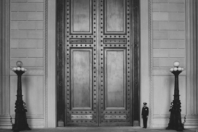 National Archives + National Portrait Gallery Tour 6ppl Max - Two museums, one smart route on the National Mall