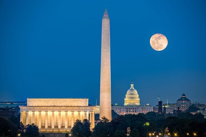 National Mall Night Tour with Washington Monument & 2 Museums - National Archives, Vietnam Veterans Memorial, and Washington Monument views