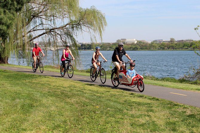 Private Family-Friendly Bike Tour of DC - World War II Memorial to Vietnam Veterans: Symbolism and Angles at Speed