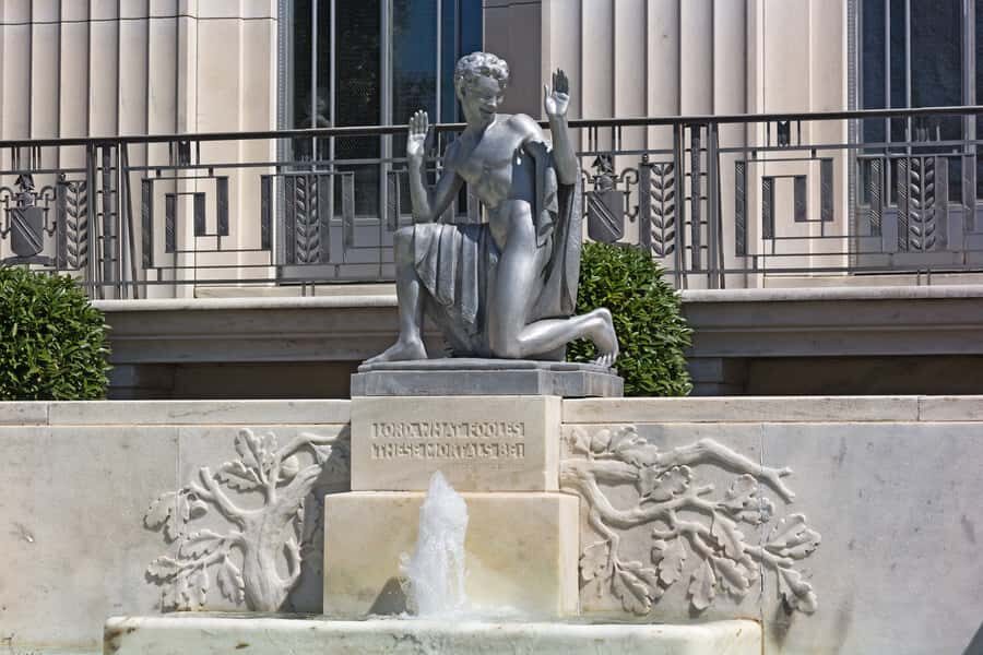 Washington D.C.: The Ghosts of Washington D.C. Walking Tour - The Spookier Side of Miller Plaza Pavilion