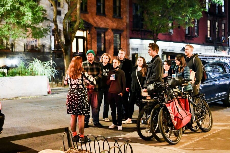Washington DC: Ghosts Boos and Booze Haunted Pub Crawl - Guide energy makes or breaks a haunted bar tour
