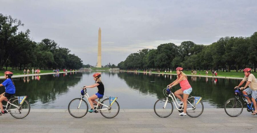 Washington DC: Monuments and Memorials Bike Tour - Washington Monument: Quick Photo, Big Sense of Place