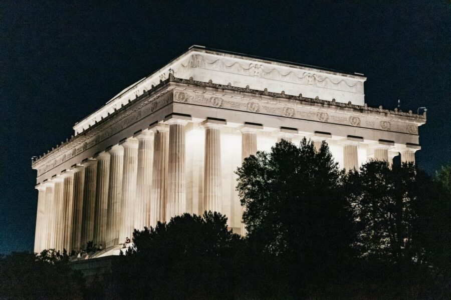 Washington DC: Monuments by Moonlight Nighttime Trolley Tour - Stop 2: Lincoln, Vietnam Veterans, and Korean War Veterans