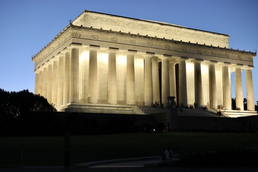 Washington DC: Monuments by Night Bike Tour - Bicycles, safety lights, and an easy ride you can manage