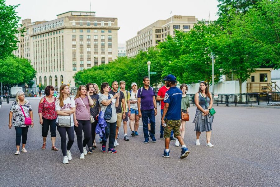 Washington DC: National Mall Night Bus Tour - WWII Memorial and the war corridor: moving from monuments to meaning
