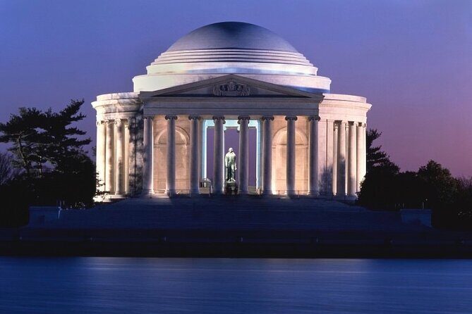 Washington DC Night-Time City Bus Tour with Optional Mount Vernon - How the guide changes the experience: narration, timing, and group control
