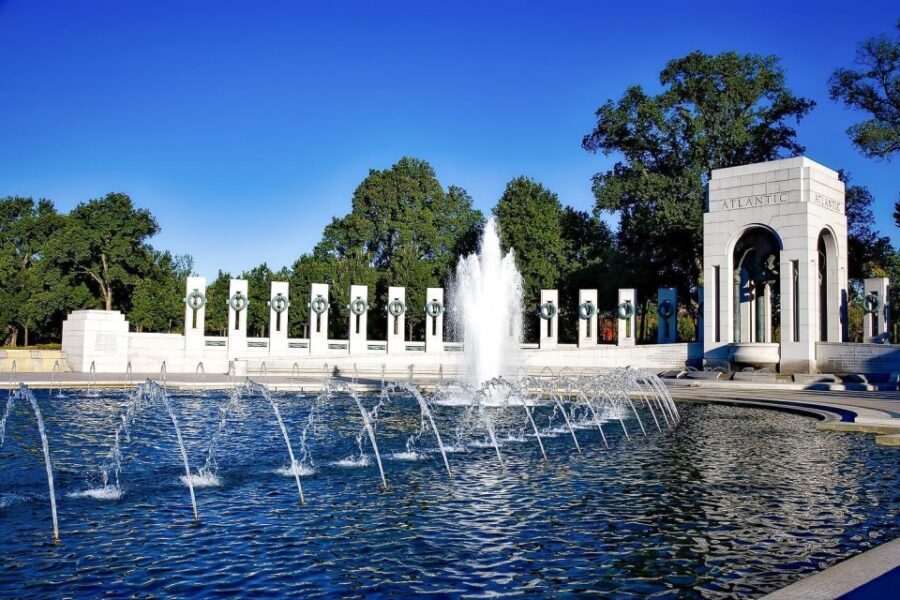 Washington DC: Sightseeing Tour with Potomac River Cruise - Where this day finishes: National Archives and a very strong last viewpoint